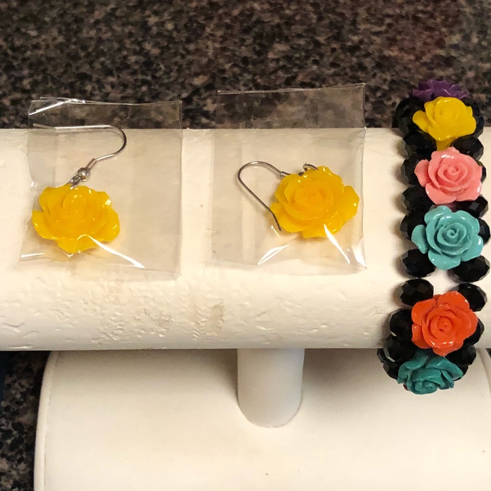 Beautiful bracelet and earring set..